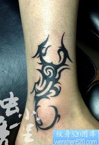 一张脚踝处图腾蝎子纹身图片