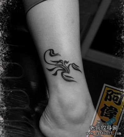女孩子腿部简单的一张图腾蝎子纹身图片