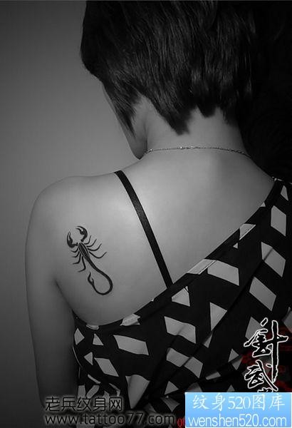 一张女人肩部图腾蝎子纹身图片