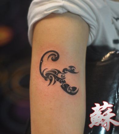 大臂经典帅气的图腾蝎子纹身图片