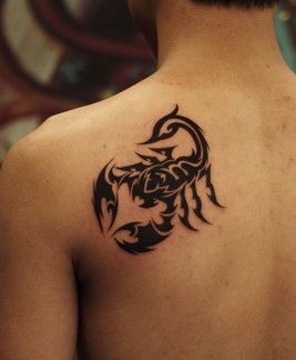 肩背帅气的图腾蝎子纹身图片