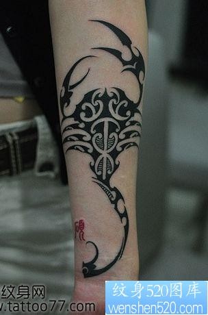一张手臂帅气经典的图腾蝎子纹身图片