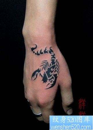 蝎子纹身图片：手背虎口图腾蝎子纹身图案