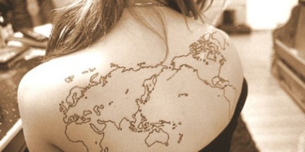 女性背部地图刺青