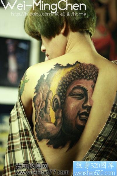 美女背部好看的佛头纹身图片