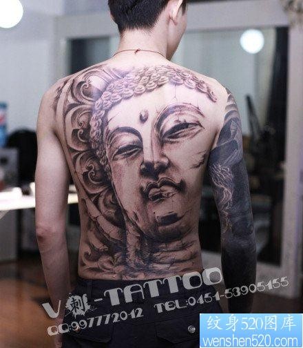 男性背部经典的满背石雕佛头纹身图片