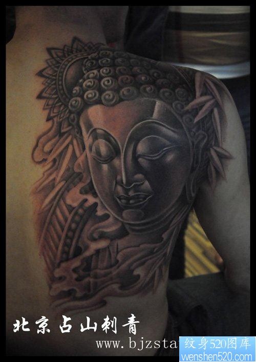 男生背部经典的佛头纹身图片