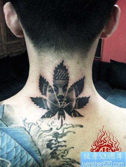 超酷的颈部一张大麻叶佛头纹身图片