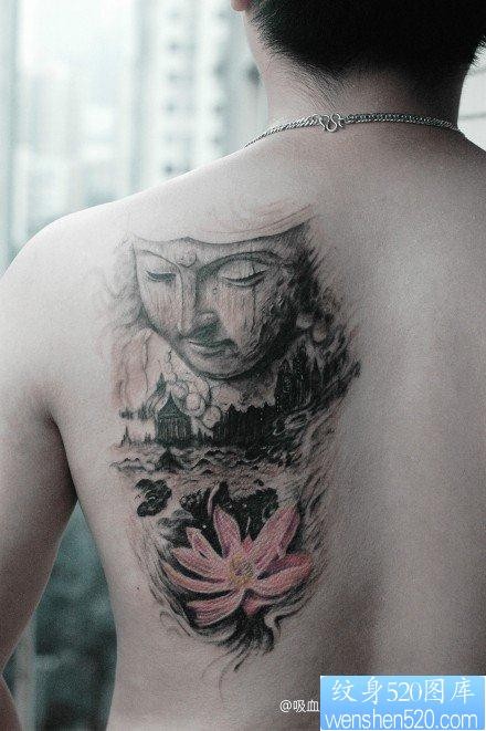 男性后肩背经典的一张佛头纹身图片