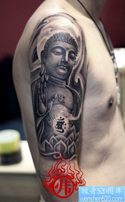 手臂一张流行很酷的石雕如来佛祖纹身图片