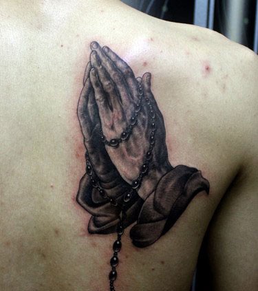 为大家推荐一组祈祷手纹身图案