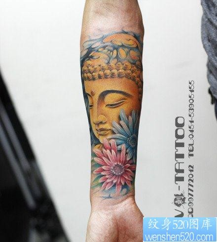 手背经典前卫的一张佛头与花卉纹身图片