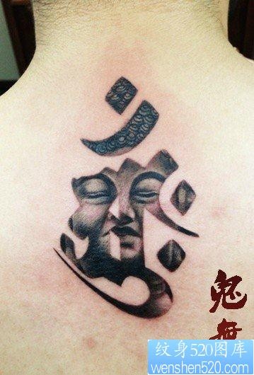 后背流行前卫的一张梵文与佛头纹身图片