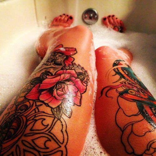 长腿纹身美女的沐浴图