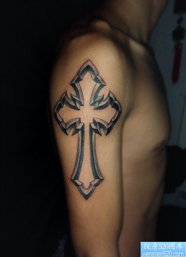 十字架纹身图片：手臂十字架纹身图案