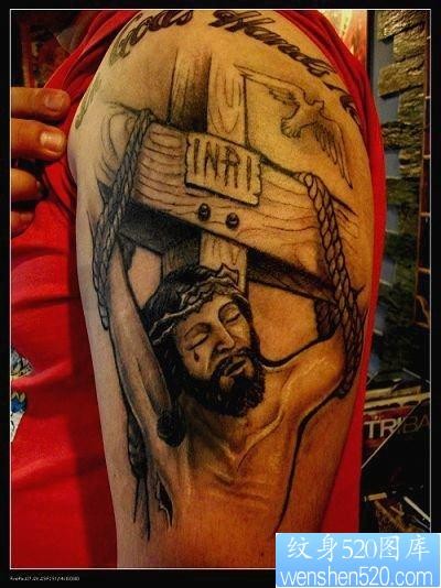 纹身图片：超酷超帅超经典的大臂耶稣受难十字架纹身图片（精品）