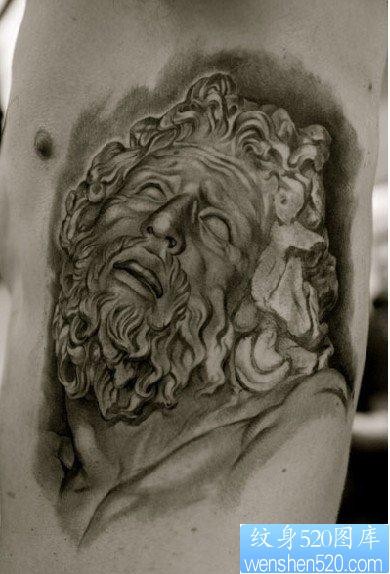 耶稣纹身图片：腰部耶稣纹身图案