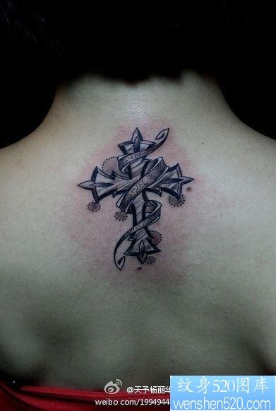十字架纹身图片：颈部十字架纹身图案