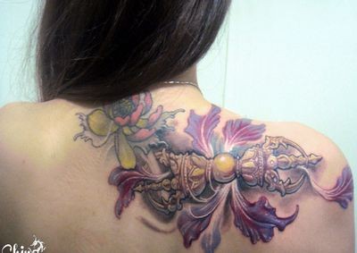 金刚杵纹身图片：肩部彩色花卉金刚杵纹身图案