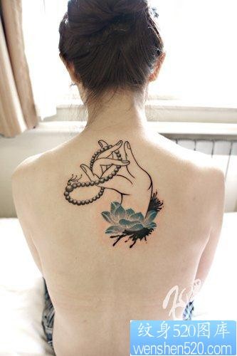 女人纹身图片：美女后背佛手莲花纹身图片图案