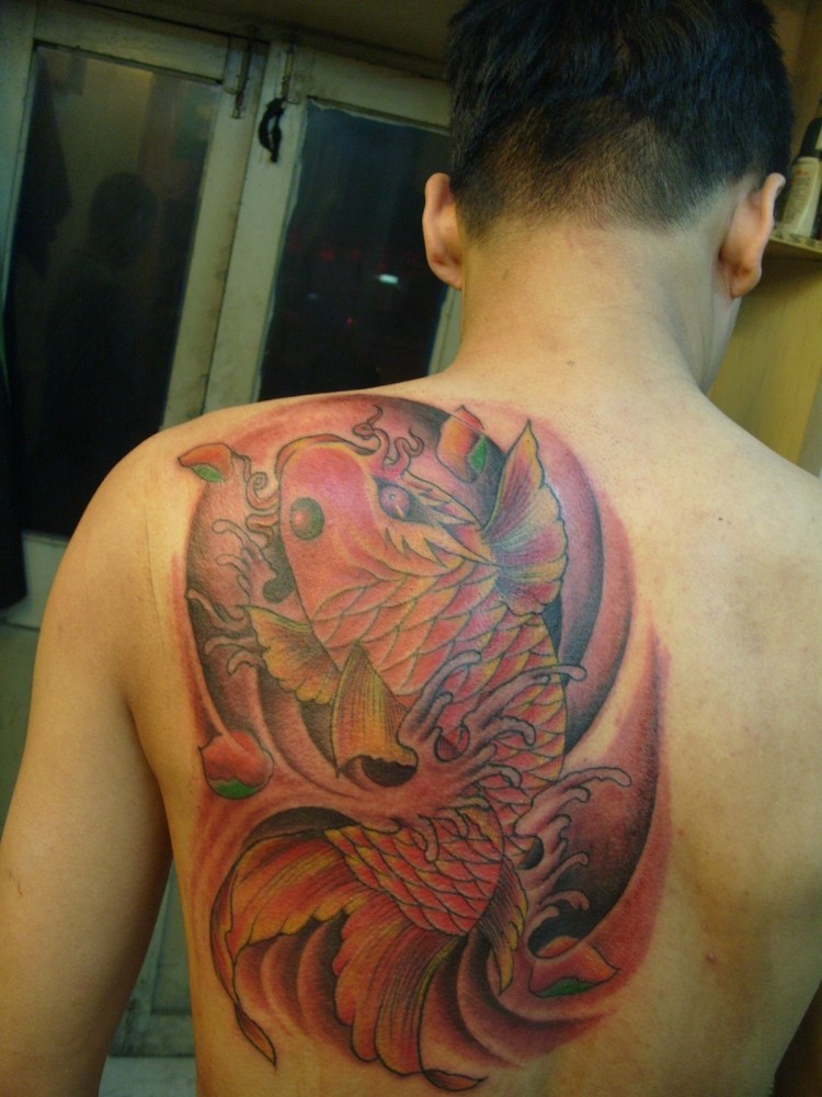 背部一条彩色的鲤鱼纹身
