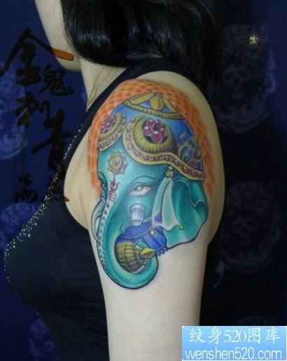 一张女孩子手臂彩色象神纹身图片