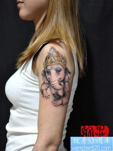 一张女孩子手臂象神纹身图片