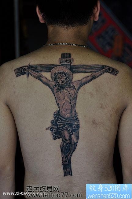 一张背部十字架耶稣纹身图片