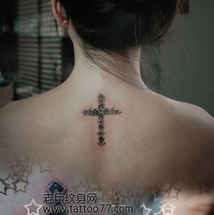 美女背部经典的五芒星十字架纹身图片