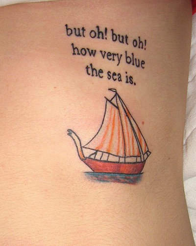 女性腰部帆船英文刺青