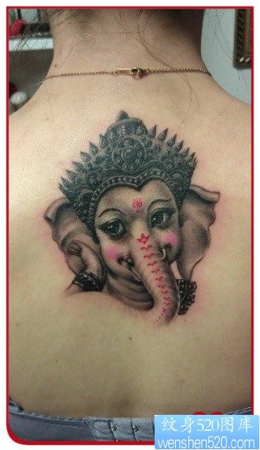 女孩子背部可爱的象神纹身图片