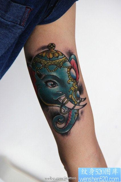 女人手臂唯美流行的象神纹身图片
