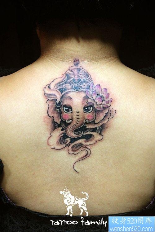 女人背部可爱萌的象神纹身图片