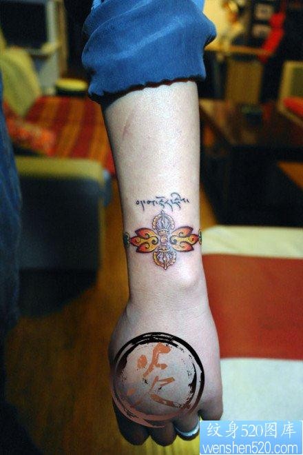女人手腕小巧的一张金刚杵纹身图片