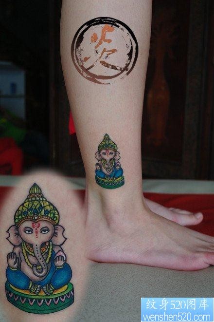女人腿部小巧流行的象神纹身图片
