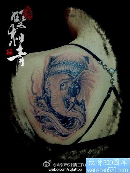 女人后背经典的黑白象神纹身图片
