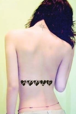 女性背部心形刺青