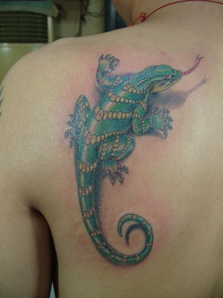 肩甲上的绿色蜥蜴图案