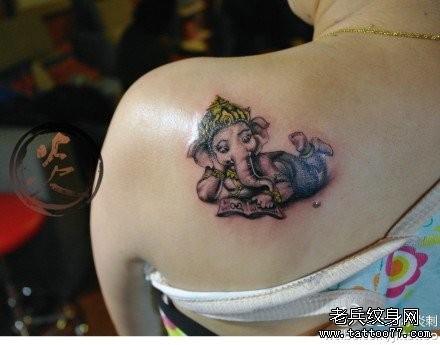 女人肩背可爱的看书的象神纹身图片