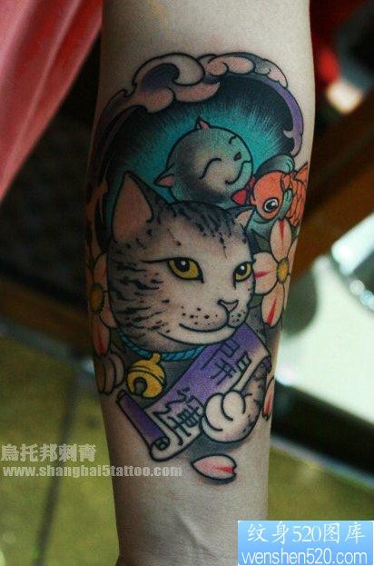 手臂流行的一张招财猫纹身图片