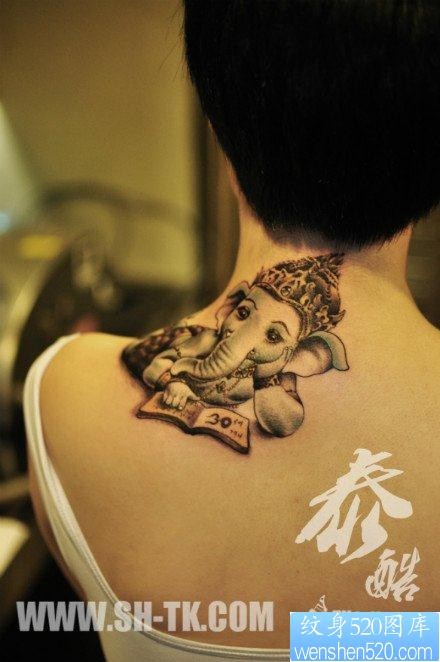 女人后肩背前卫流行的象神纹身图片