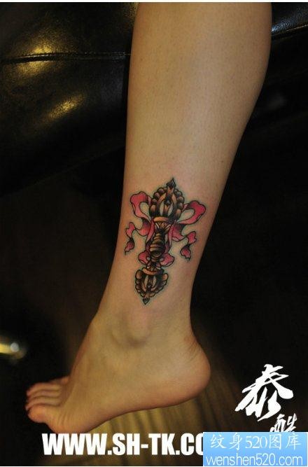 女人小腿精美流行的金刚杵纹身图片