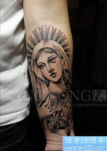手臂前卫流行的一张圣母玛利亚纹身图片