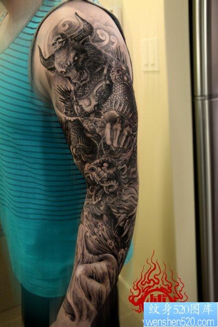 男生手臂霸气超酷的牛魔王纹身图片