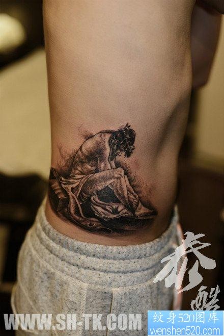男性侧腰流行很酷的耶稣纹身图片