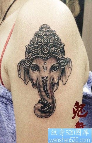 女人手臂一张唯美流行的黑白象神纹身图片