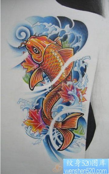 后背传统鲤鱼枫叶纹身图案