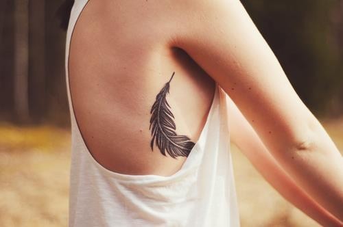 女性胸部漂亮的羽毛纹身