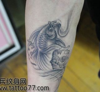手臂黑灰小金鱼纹身图片