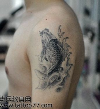 一张手臂黑灰鲤鱼纹身图片